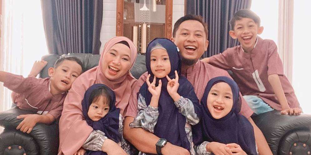 Terobos Pagi, Perkasanya Ibu 5 Anak Antar Sekolah