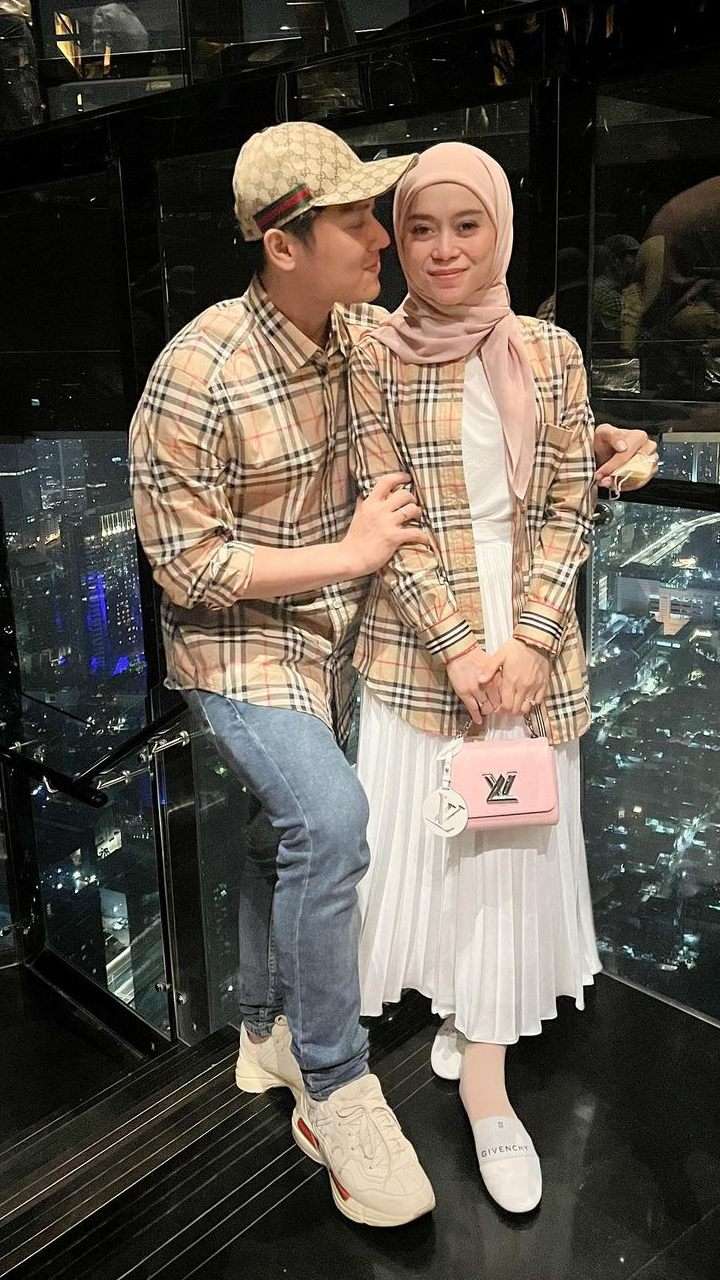 Outfit Mahal Lesti Kejora saat Momong Baby Leslar
