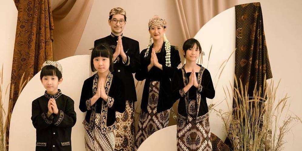 Mudik ke Indonesia, Kimbab Family Bikin Foto Adat Sunda