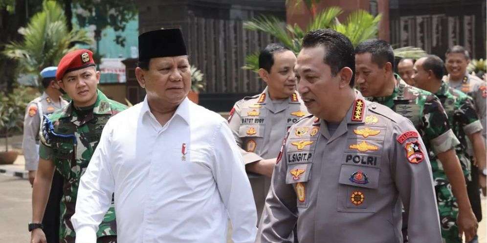 Momen Menhan Prabowo Sambangi Mabes Polri, Bawa Hadiah Pistol Spesia untuk Kapolri