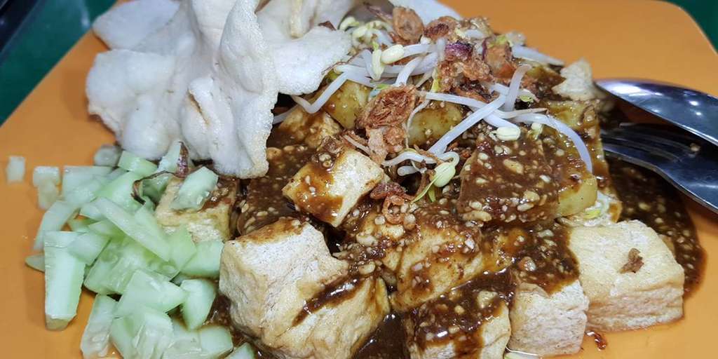 Sedapnya Tahu Telur Berlumur Bumbu Kacang