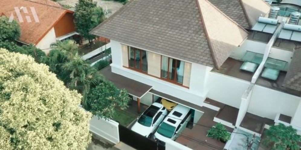 Potret Rumah Lesti dan Rizky Billar Yang Kini Jadi TKP, Berjejer Mobil Mewah di Garasi Potret Rumah Lesti dan Rizky Billar Yang Kini Jadi TKP, Berjejer Mobil Mewah di Garasi