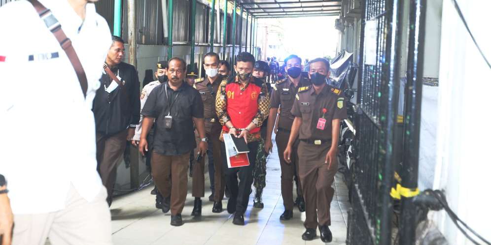 FOTO: Penampilan Ferdy Sambo Pakai Batik, Tangan Diborgol