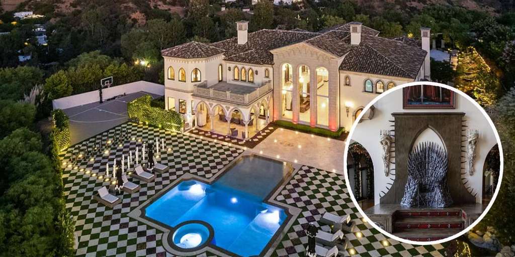 Uniknya Rumah Bertema Gothic, Punya Dekorasi Singgasana Besi