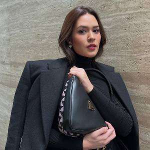 Pilih Outfit Bertema All Black, Raisa Terlihat Elegan
