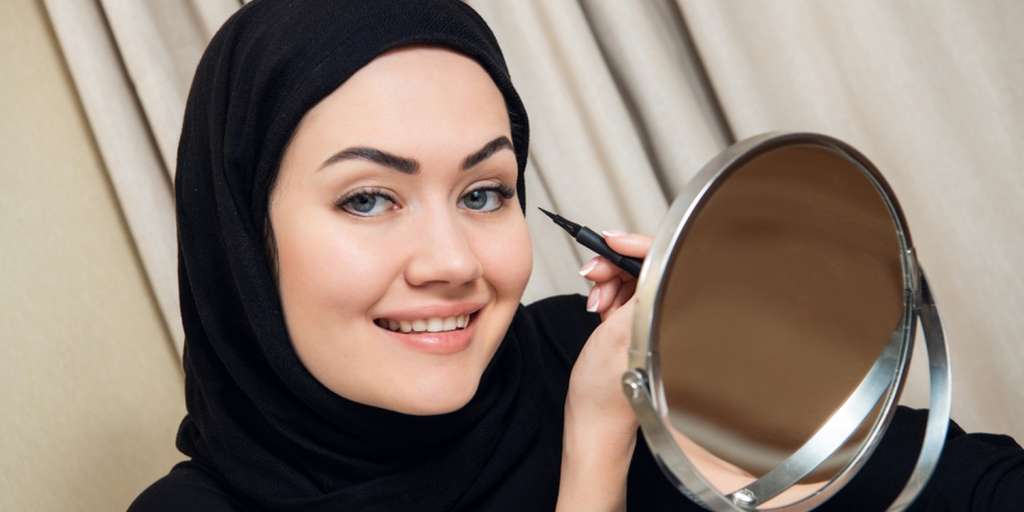 Tak Perlu Digambar, Begini Cara Praktis Membuat Wing Eyeliner