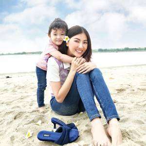 Tampil Stylish Sambil Dorong Stroller, Intip Detail Tas Mewah Sarwendah