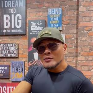 Pose Gagah di Depan Pesawat Militer, Penampilan Deddy Corbuzier Bikin Salfok