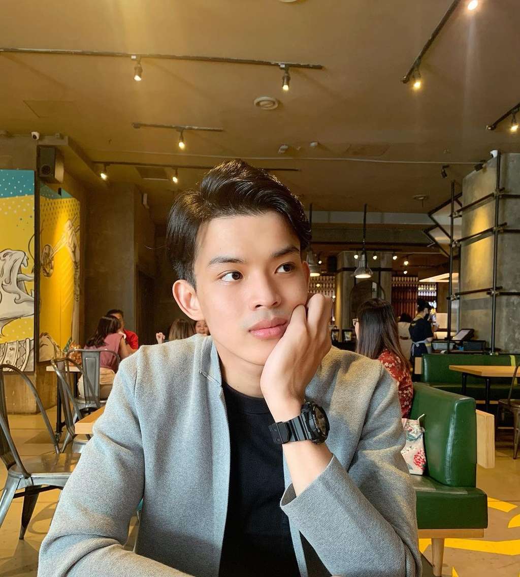 Viral Pria Plek Ketiplek Rey Mbayang, dari Wajah sampai Model Rambut ...