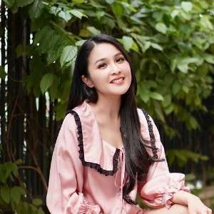 Gaya Feminin Sandra Dewi Pakai Dress Pink, Bawa Tas Nyaris Rp1 Miliar