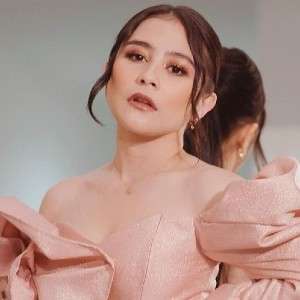 Prilly Latuconsina Tampil Elegan dan Dewasa Pakai Outfit Serba Hitam Prilly Latuconsina Tampil Elegan dan Dewasa Pakai Outfit Serba Hitam