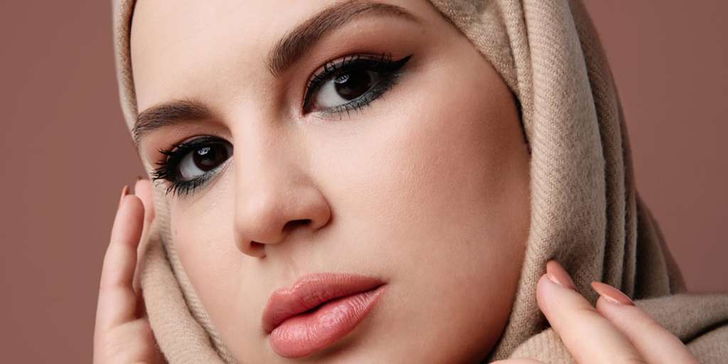 Lebih Mudah Memakai Eyeliner di Inner Corner dengan Bobby Pin