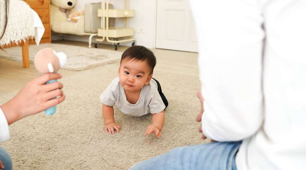 Si Kecil Lebih Sering Merangkak Mundur, Normalkah? Yuk Cari Tahu