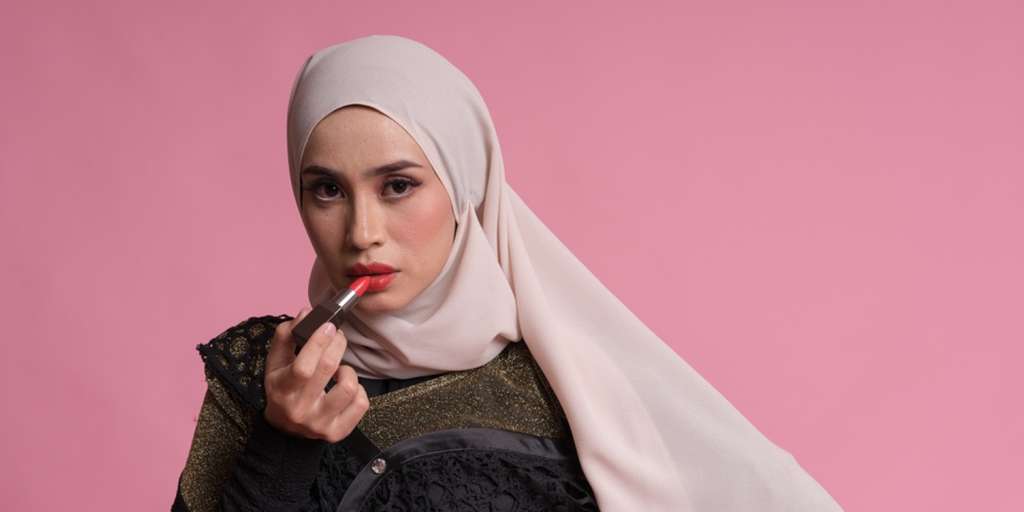 MUA Ungkap Ritual Kocak Saat Memakai Lipstik Merah