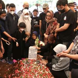 FOTO: Tangis Keluarga di Pusara Aminah Cendrakasih, Dikebumikan Satu Liang Lahat Dengan Mak Uwo