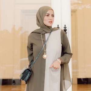 Tampilan Edgy Olla Ramlan di Pinggir Sungai New York