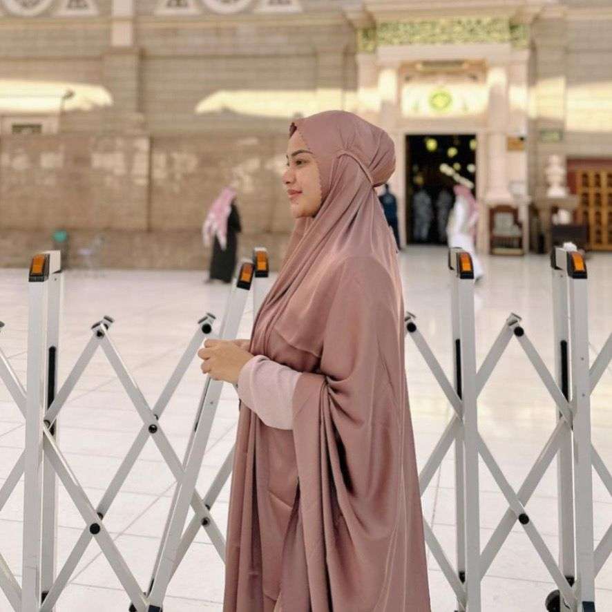 Style Aurel Hermansyah Memakai Cadar saat Umrah