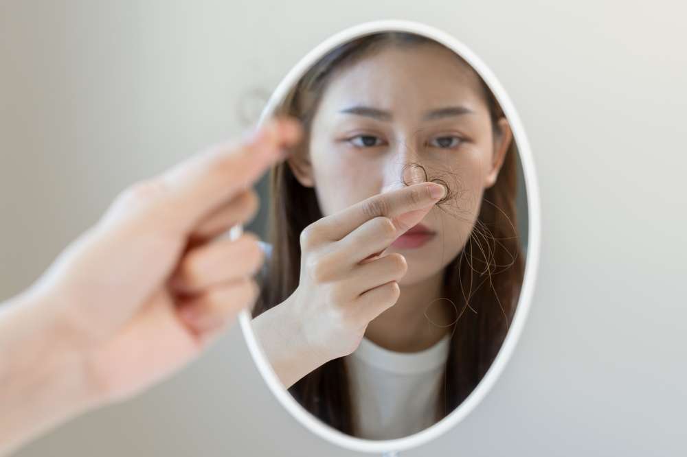 Normalnya Rambut Rontok Cara Atasi Rambut Rontok Akibat Pemakaian Kontrasepsi | Dream.co.id
