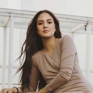 Ngabuburit Bareng Santri Penampilan Aurelie Moeremans Pakai Kerudung Bikin Adem