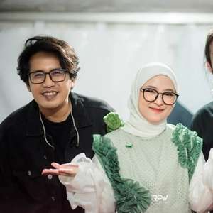 8 Potret Nissa Sabyan Bukber Bareng Ayus dan Sahabat, Kepergok Pakai Baju Couple?