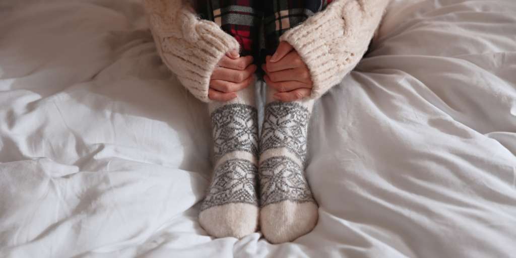 Pakai Kaos Kaki Saat Tidur Malam Bermanfaat untuk Kesehatan Kulit