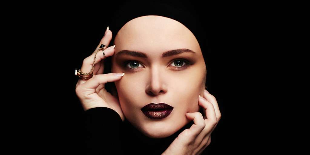 Buat Riasan Mata Dramatis dengan 1 Trik Eyeliner