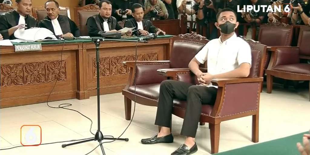 Penampilan Stylish Mario Dandy di Sidang Perdana, Tertunduk di Kursi Pesakitan