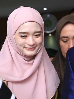 Potret Ekspresi Wajah Virgoun Senyum Usai Sidang Cerai, Inara Tahan Tangis
