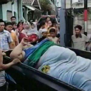 Dramatis! Evakuasi Pria Obesitas dari Tangerang Berbobot 300 Kg, Diangkat Pakai Forklift Sebelum Dia