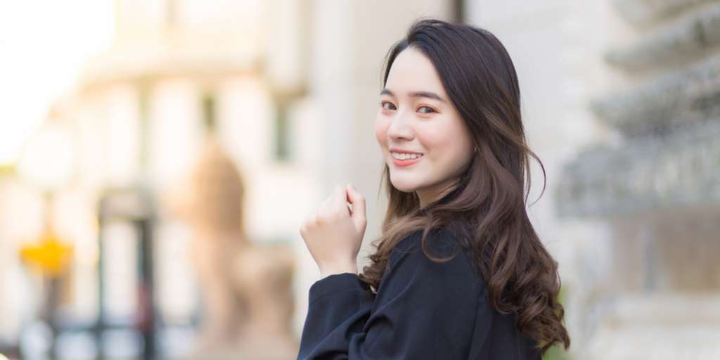 Gaya Rambut Simple dan Chic untuk Pemilik Dahi Lebar