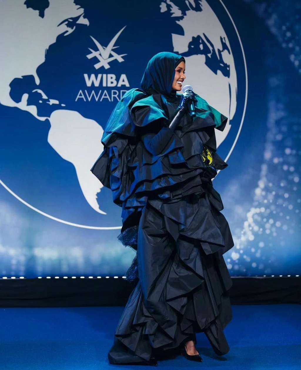 Memukau, Ruffle Black Dress Halima Aden yang Extravagant | Dream.co.id