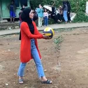 Potret Lesti Kejora dan Billar Maen Voli Dikampung, Netizen Salfok Sama Outfitnya