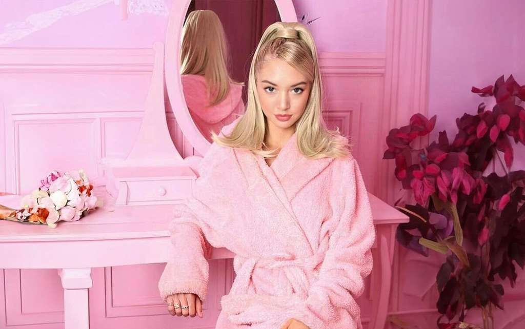 Cuma Pakai Bath Robe, Penampilan Aurelie Dipuji Paling Mirip Barbie ...