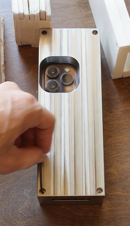 Perusahaan Ini Jual Casing HP Seberat 2,7 Kg, Biar Orang Malas Main HP Perusahaan Ini Jual Casing HP Seberat 2,7 Kg, Biar Orang Malas Main HP