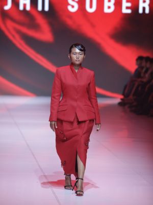 Potret Penjual Sosis Jadi Model di JFW 2026 Bareng Dian Sastro Potret Penjual Sosis Jadi Model di JFW 2026 Bareng Dian Sastro
